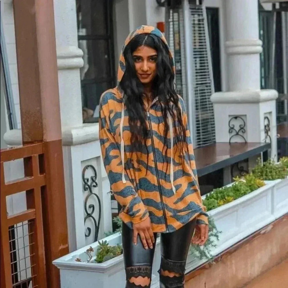 Animal Print Hooded Top - Picture 3 of 5